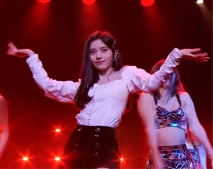 鞠婧祎现场演绎猫系少女