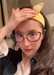 刘亦菲素颜出镜清纯动人 