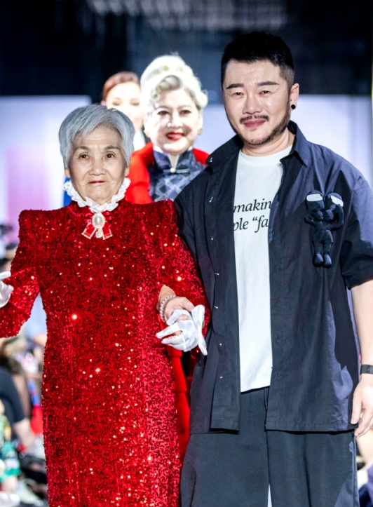 胡社光带着娘子军玩转“旗袍之夜”	