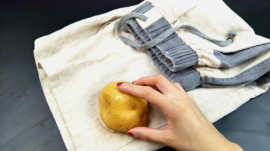 土豆在裤子上涂一下