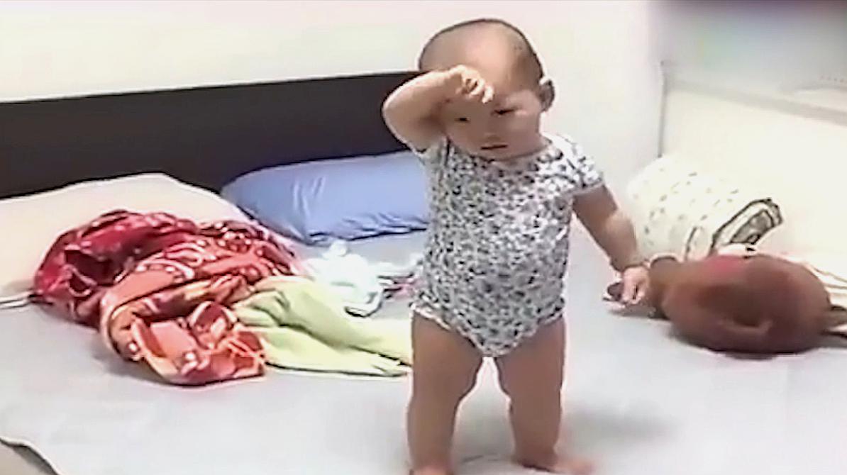 宝宝用尽各种萌招