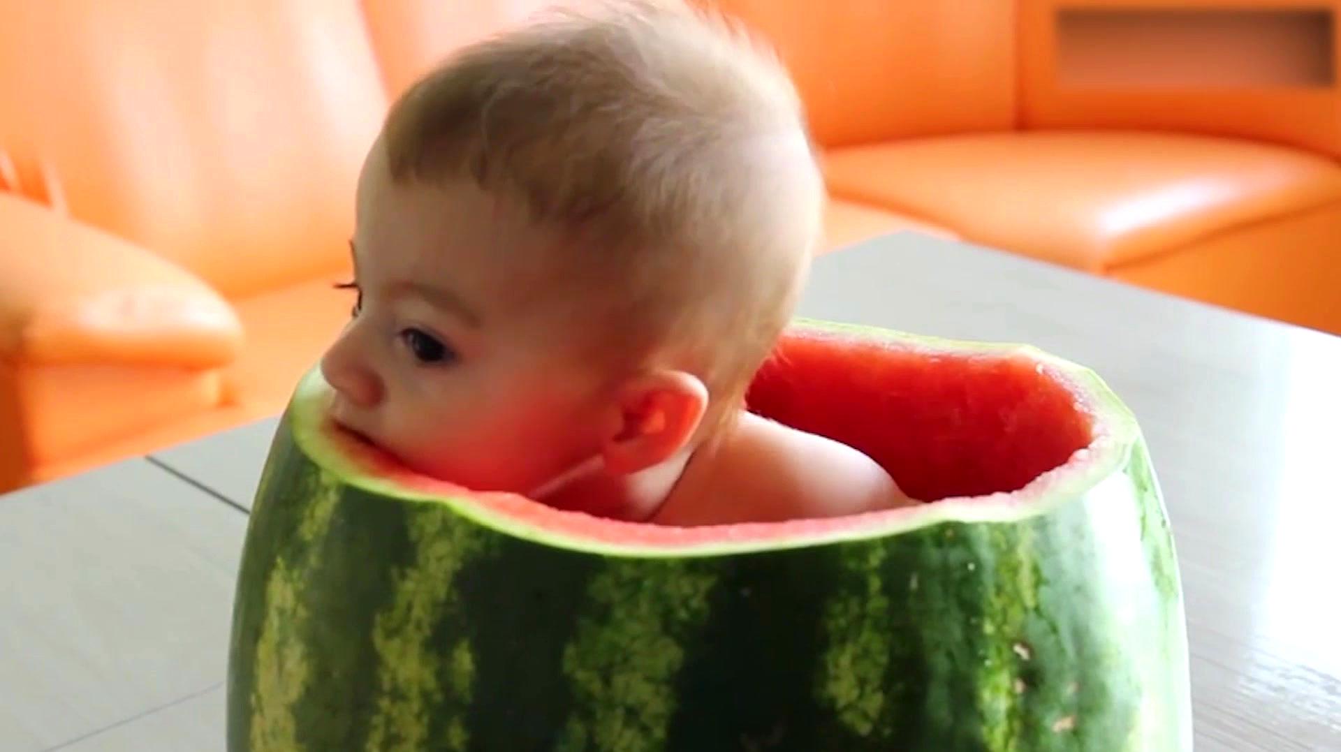 宝宝和妈妈在家吃西瓜