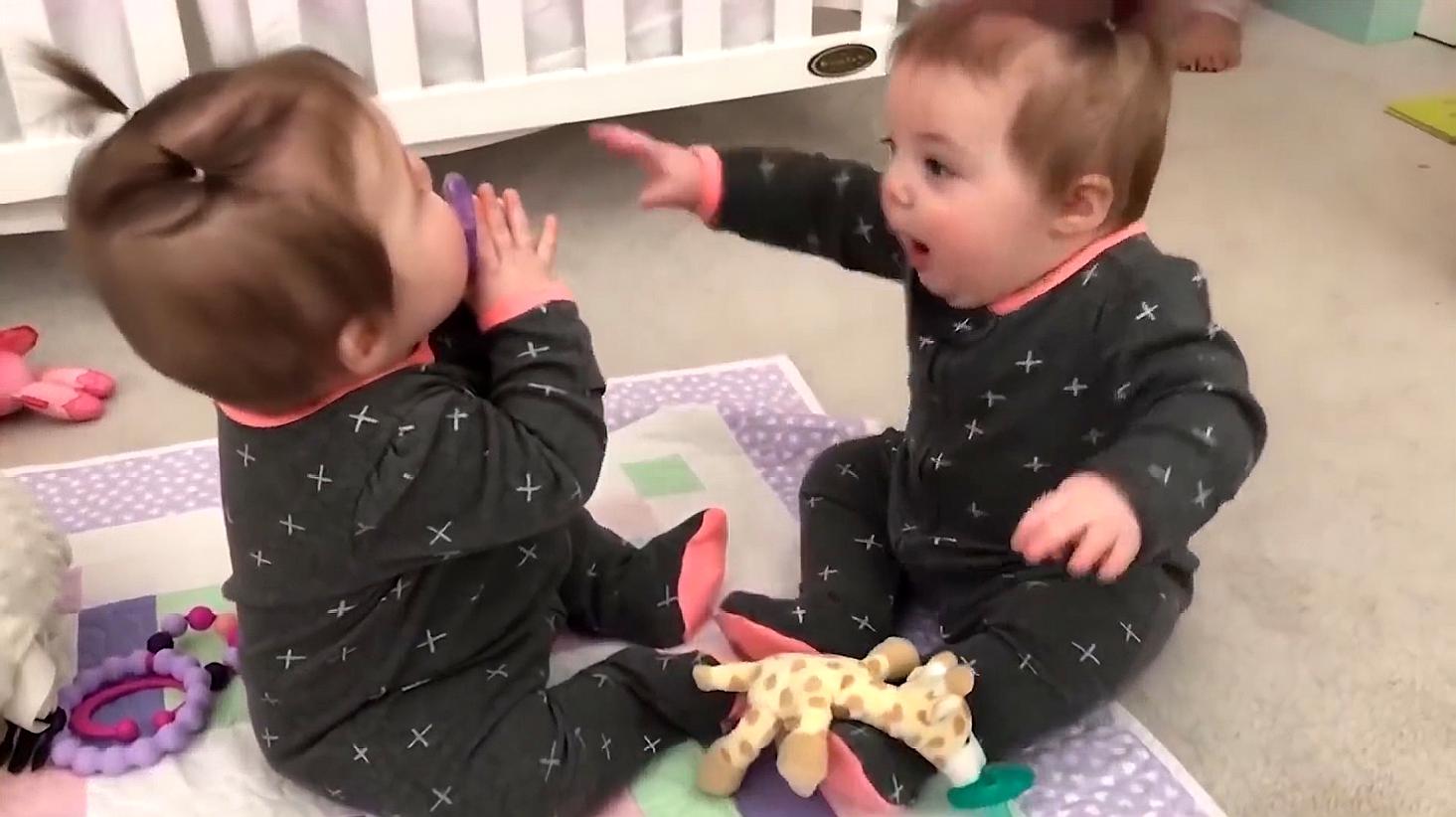 可爱双胞胎抢奶嘴