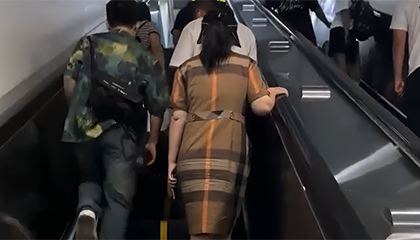 建议乘坐电扶梯时保持静立