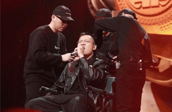 选手秃子演唱现场剃头惊讶