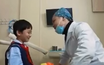 戏精牙医实力演绎秒变脸