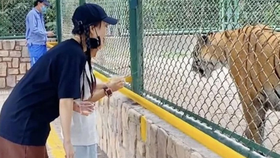 40岁李小璐带甜馨出游