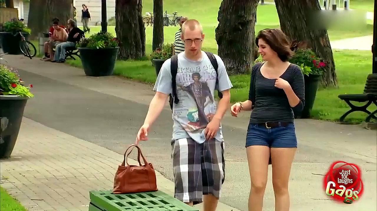 路人想捡手提包