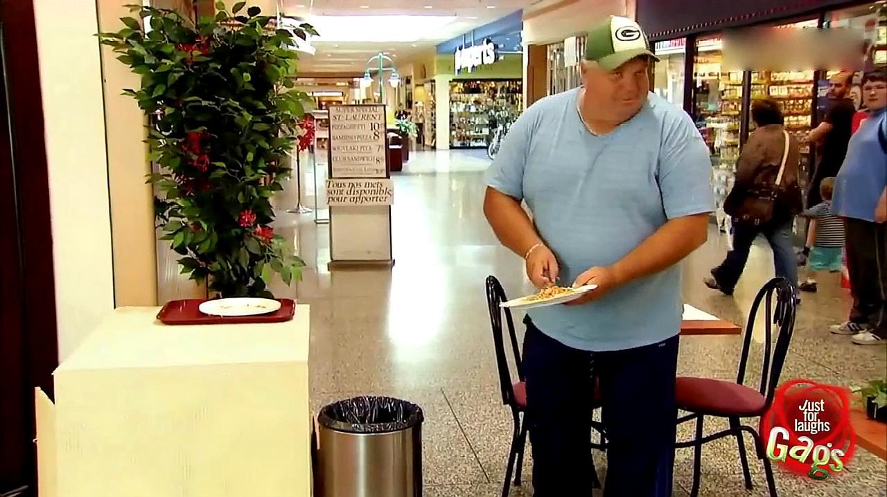 路人帮忙倒面条