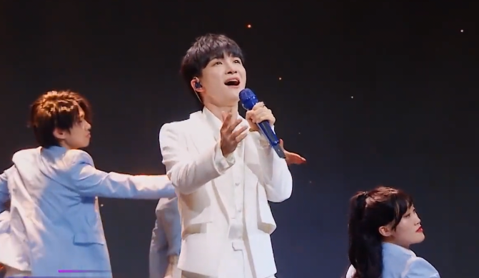 周深《向光而行》