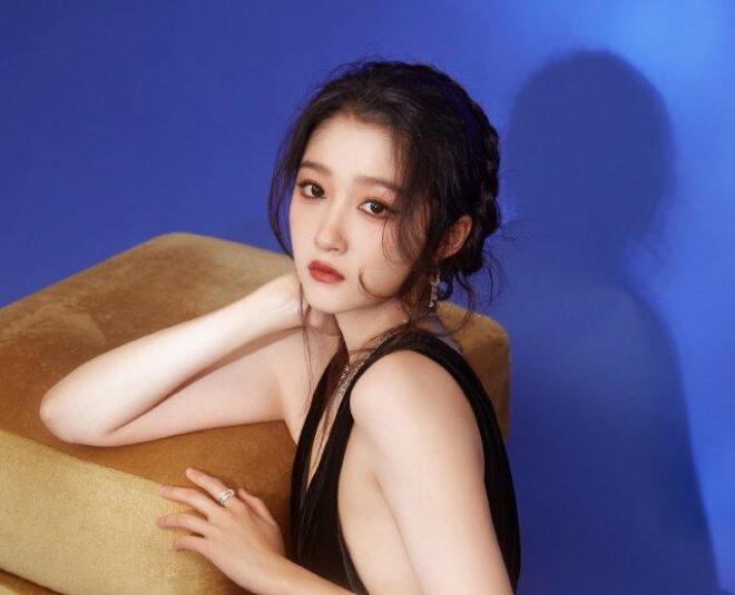 关晓彤活动内场造型出圈