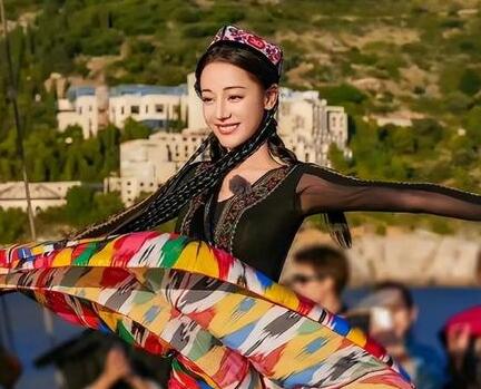 迪丽热巴国外跳新疆舞