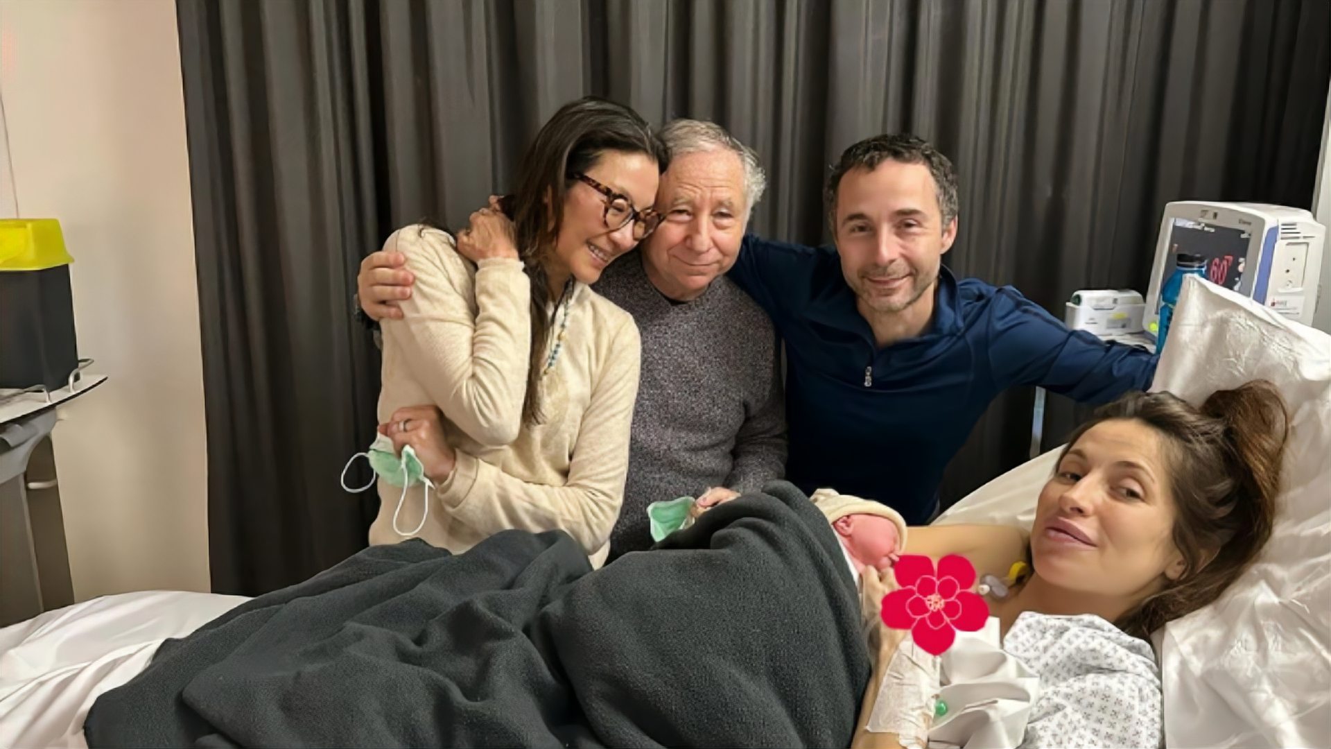 61岁杨紫琼首晒祖孙三代合影