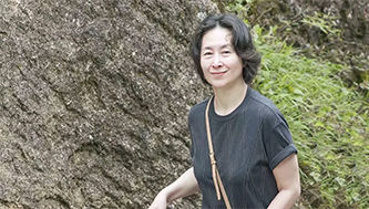 61岁何超琼现身黄山