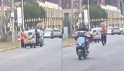 男子请环卫大爷帮忙搬运设备