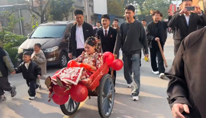 新郎推翻斗车秀新娘