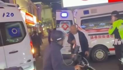 女子和男友逛街