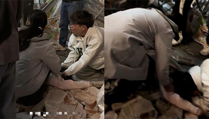 情侣牵手路过马路双双被砸中