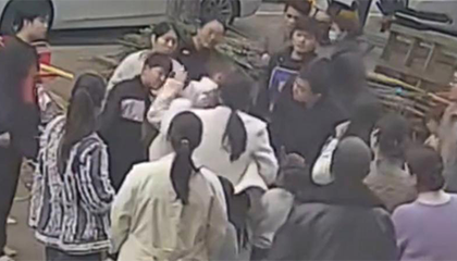 孩子吃东西被卡