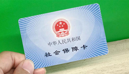 女子出示医保卡买10多万购物卡