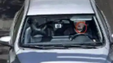 男子开车叼牙线被罚