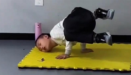 小孩跳舞跳一半悬空睡着了