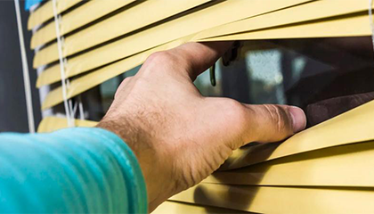 男子偷领导2.6万元现金