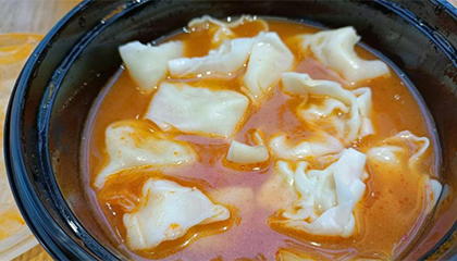 男子外卖吃出刀片致牙龈出血