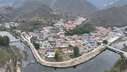 村民打井抽水吸金