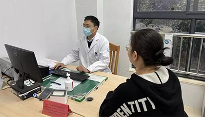 2岁娃狂飞奔撞到妈妈太阳穴