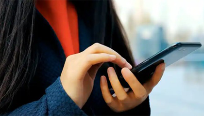 小伙钓上白色鲟鱼