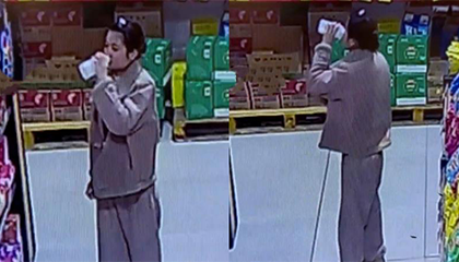 女子超市“白嫖”饮料