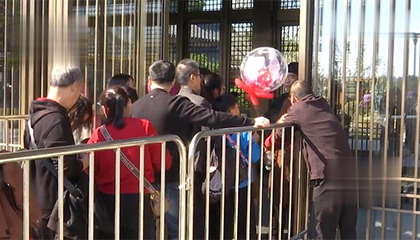 男子景区吐槽乱插队