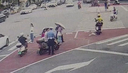 男子未戴头盔不听劝袭警