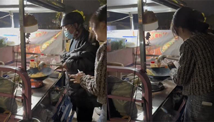 姑娘第一天出摊卖炒饭