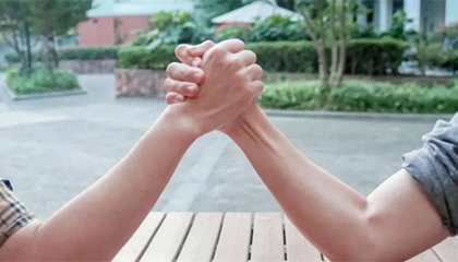 公园掰手腕竟致骨折