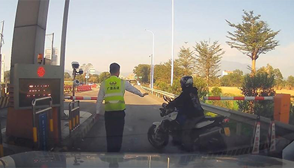 摩托车主强行闯卡