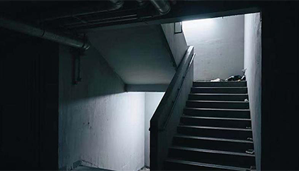 女子酒后扔垃圾