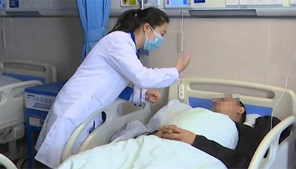 52岁男子江边垂钓1小时