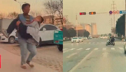 妈妈抱着吃错药的孩子求助路人