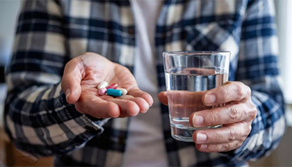 男子患流感乱吃药致严重肝损伤