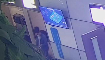 男子频繁进出车站洗手间