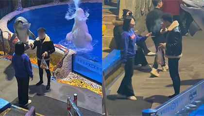 男子在海洋馆抽烟