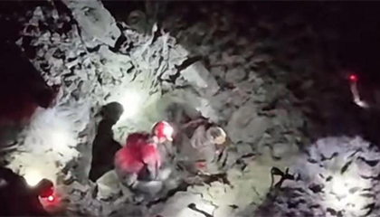 男子赶海深陷泥潭绝望喊话