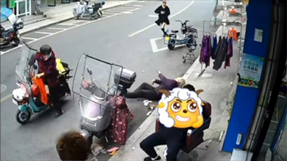 残疾奶奶捡纸箱分两趟取回