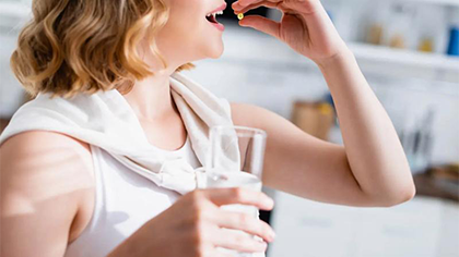 20岁女生熬夜怕伤皮肤