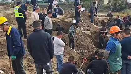 数十人在老宅挖银元？