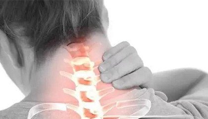 23岁女子天天低头看手机