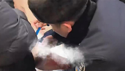 哈尔滨街头男子下肢喷血