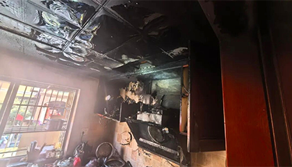 女子着急出门领免费鸡蛋